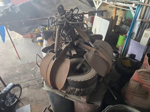 ดอกบัวคีบเหล็ก 4กลีบ -มือขยุ้มเหล็ก -ปากคีบเหล็ก ทำงานเร็ว สำหรับรถแมคโคร และเครนพับ มือ2 ใช้งานน้อย แกนสวย