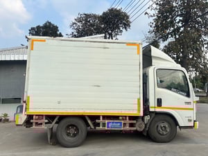  6ล้อตู้ทึบ NMR 130แรง ปี56 3.32ม. 