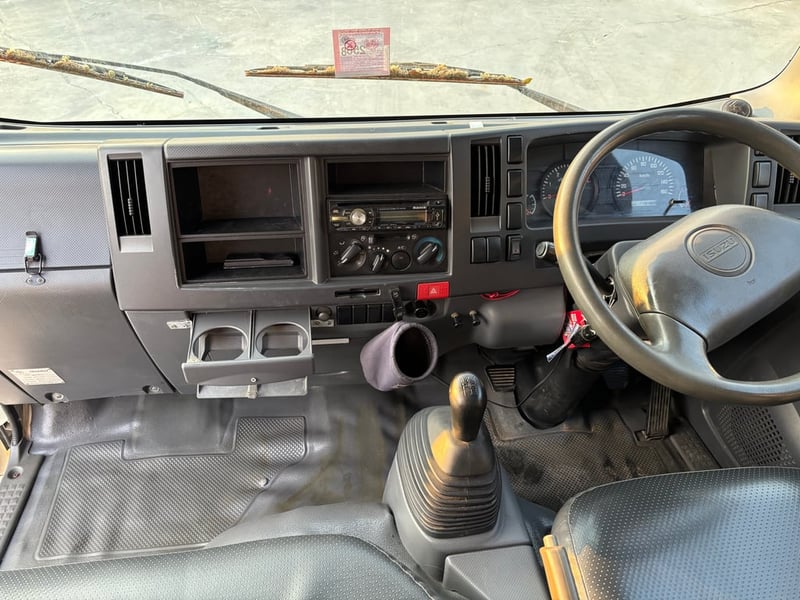  6ล้อตู้ทึบ NMR 130แรง ปี56 3.32ม. 