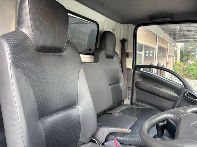  6ล้อตู้ทึบ NMR 130แรง ปี56 3.32ม. 