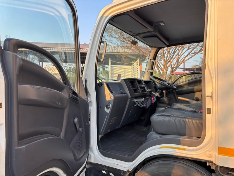  6ล้อตู้ทึบ NMR 130แรง ปี56 3.32ม. 