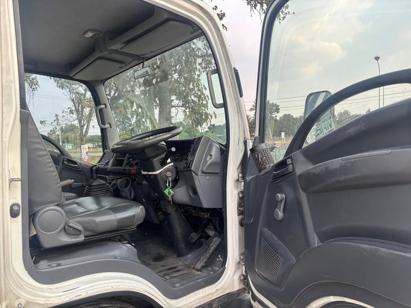  6ล้อตู้ทึบ NMR 130แรง ปี56 3.32ม. 