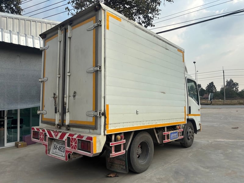  6ล้อตู้ทึบ NMR 130แรง ปี56 3.32ม. 