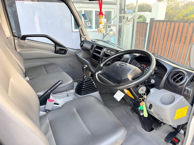 6 ล้อ Hino XZU720R ปี 61 ไมล์น้อย เครื่อง 150 แรง ตู้แห้งยาว 5 เมตร มีลิฟท์ท้าย ภายในสวย เครื่องแน่นๆ รถพร้อมใช้งาน เอกสารพร้อมโอน