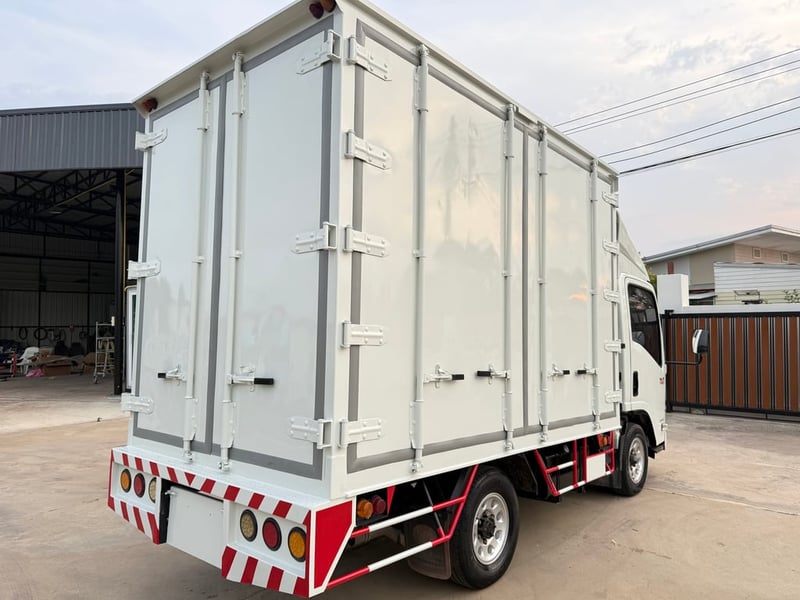 4 ล้อ NLR ปี 65 เครื่อง 130 แรง ป้ายเล็กไม่ติดเวลา ตู้แห้งเปิดรอบคันยาว 3.30 เมตร ภายในเต็ม เครื่องแน่นๆ รถพร้อมใช้