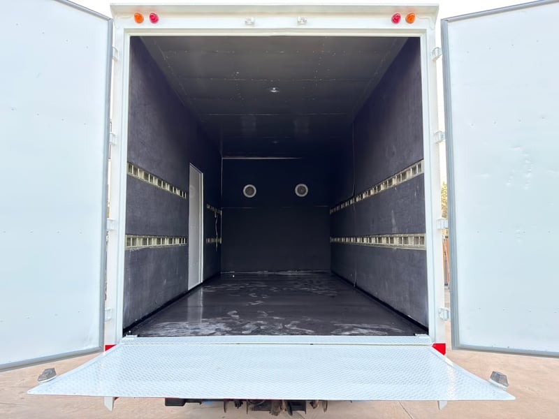 6 ล้อ Hino XZU720R ปี 61 ไมล์น้อย เครื่อง 150 แรง ตู้แห้งยาว 5 เมตร มีลิฟท์ท้าย ภายในสวย เครื่องแน่นๆ รถพร้อมใช้งาน เอกสารพร้อมโอน