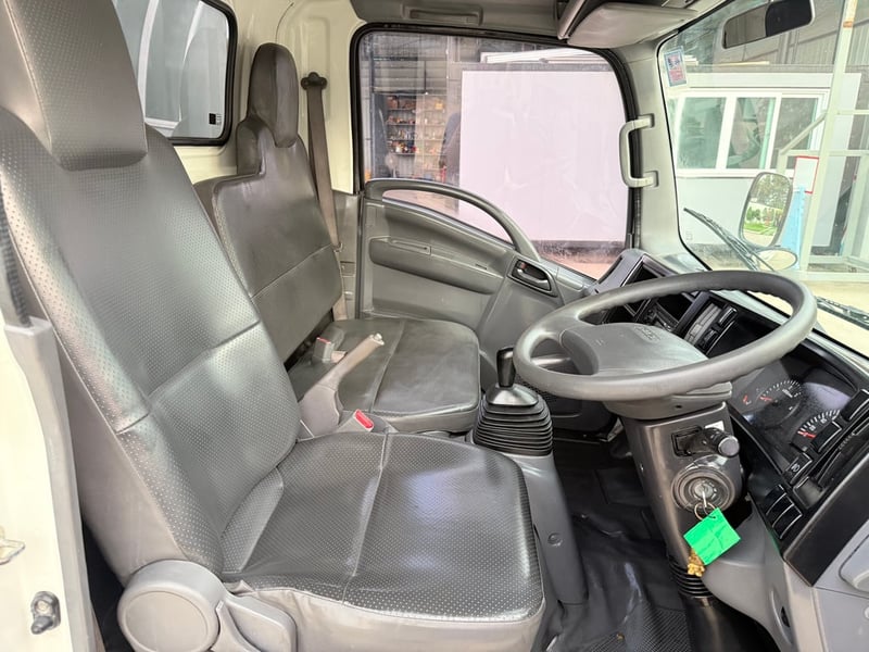 4 ล้อ NLR ปี 65 เครื่อง 130 แรง ป้ายเล็กไม่ติดเวลา ตู้แห้งเปิดรอบคันยาว 3.30 เมตร ภายในเต็ม เครื่องแน่นๆ รถพร้อมใช้