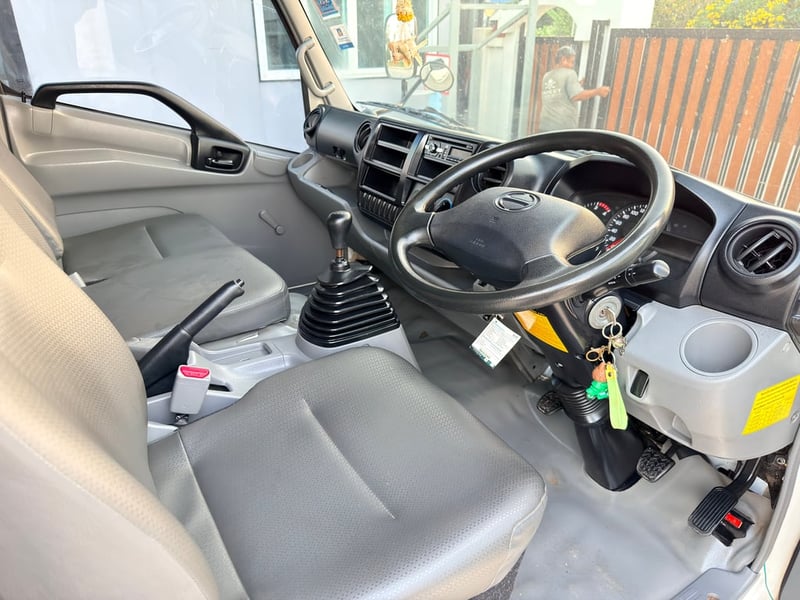 6 ล้อ Hino XZU720R ปี 61 ไมล์น้อย เครื่อง 150 แรง ตู้แห้งยาว 5 เมตร มีลิฟท์ท้าย ภายในสวย เครื่องแน่นๆ รถพร้อมใช้งาน เอกสารพร้อมโอน