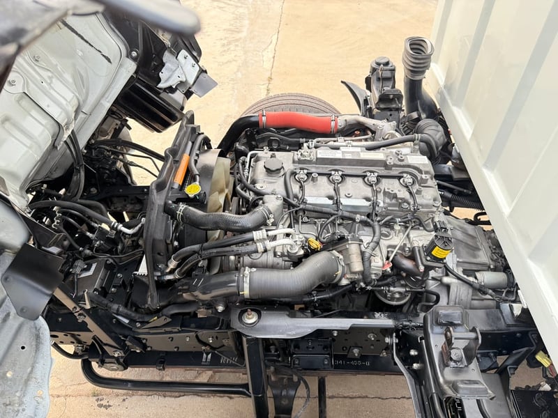 4 ล้อ NLR ปี 65 เครื่อง 130 แรง ป้ายเล็กไม่ติดเวลา ตู้แห้งเปิดรอบคันยาว 3.30 เมตร ภายในเต็ม เครื่องแน่นๆ รถพร้อมใช้