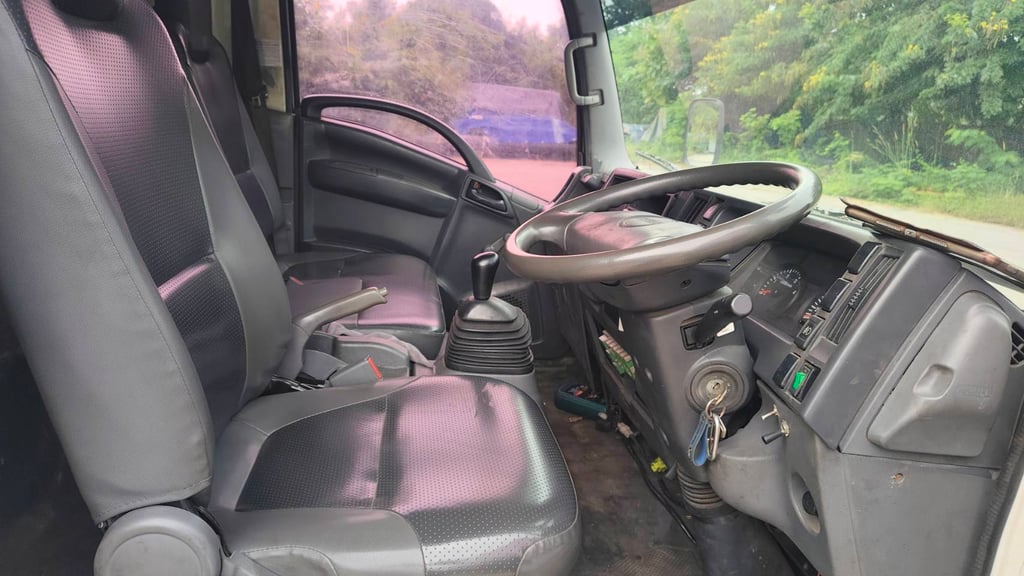 ISUZU NPR 150แรงม้า รถบรรทุก 6ล้อ ตู้แห้ง ปี2018 เลขไมล์ 407,957 กม.