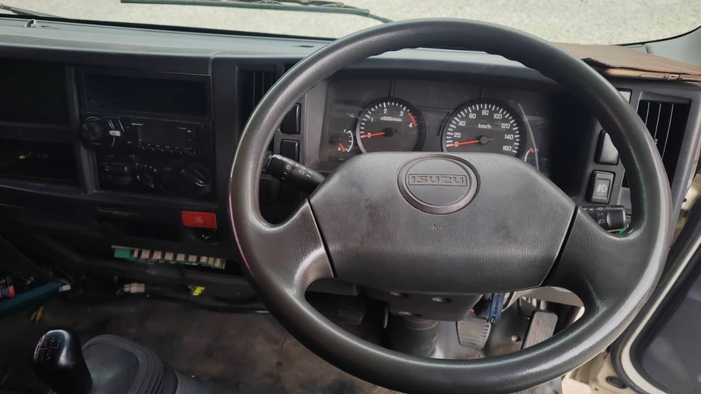 ISUZU NPR 150แรงม้า รถบรรทุก 6ล้อ ตู้แห้ง ปี2018 เลขไมล์ 407,957 กม.