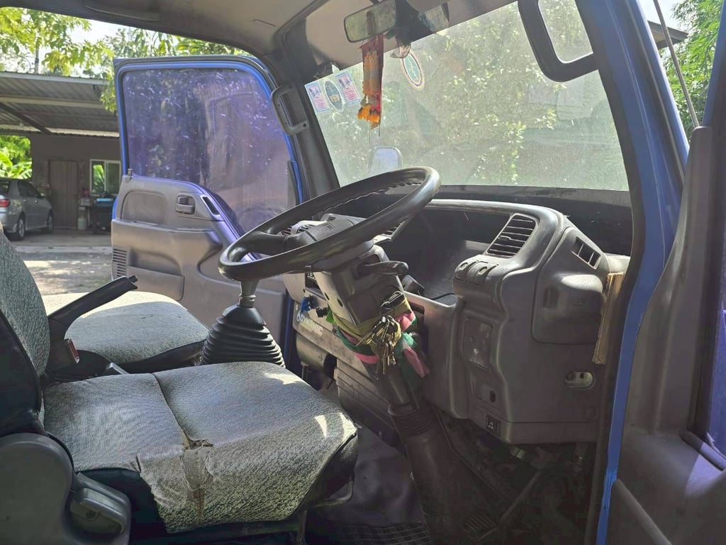 ISUZU NPR รถบรรทุก 6ล้อ กระบะคอกสูง ปี1981