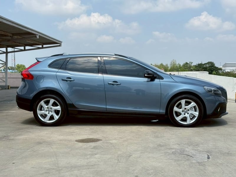 VOLVO V40 (T5) Cross Country 2.0L Turbo 6AT