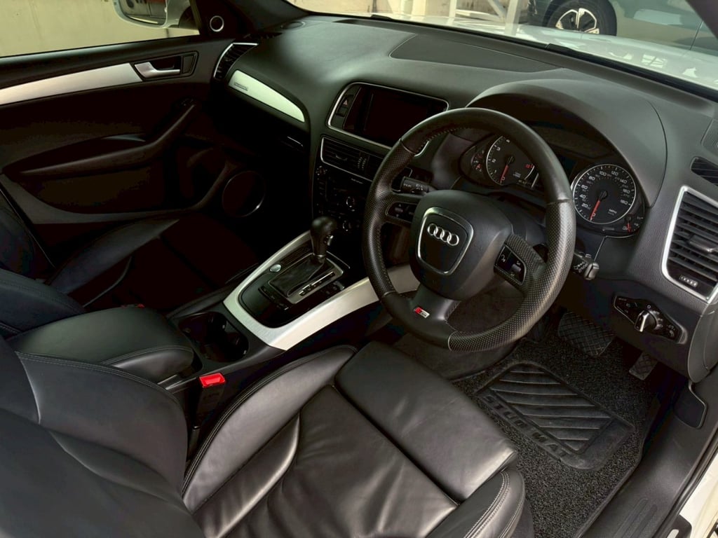 AUDI Q5 2.0L Turbo TFSi Quattro พร้อมชุดแต่ง "Caratere" รอบคัน 7AT Tronic S-Line (AWD)