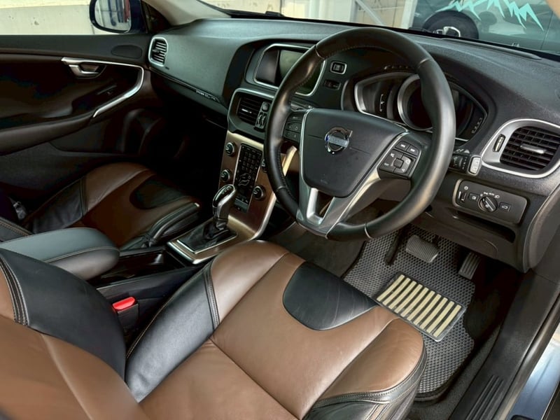 VOLVO V40 (T5) Cross Country 2.0L Turbo 6AT