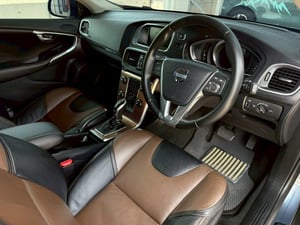 VOLVO V40 (T5) Cross Country 2.0L Turbo 6AT