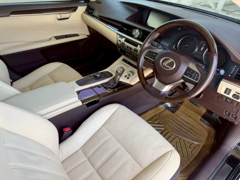LEXUS ES300h Luxury Minor Change 2.5L Hybrid 6AT Sunroof LEXUS ES300h Luxury Minor Change 2.5L Hybrid 6AT Sunroof