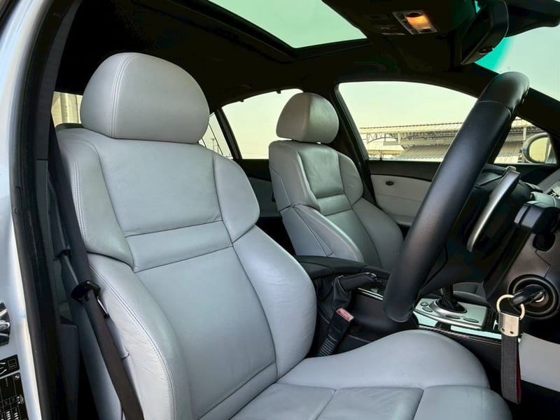 BMW M5 5.0i "Sunroof" (E60) 5.0L V10 SMG 7AT