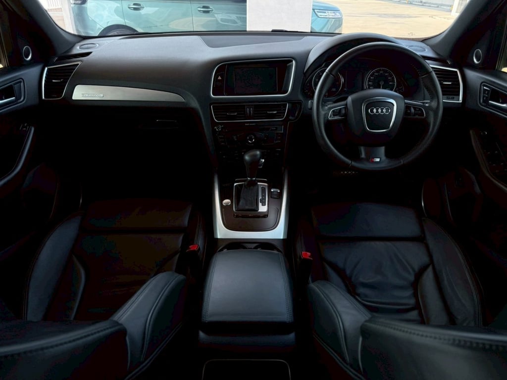 AUDI Q5 2.0L Turbo TFSi Quattro พร้อมชุดแต่ง "Caratere" รอบคัน 7AT Tronic S-Line (AWD)