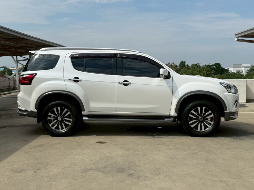 ISUZU MU-X The Iconic DVD Navi 1.9L DDi BluePower 6AT Turbo ISUZU MU-X The Iconic DVD Navi 1.9L DDi BluePower 6AT Turbo