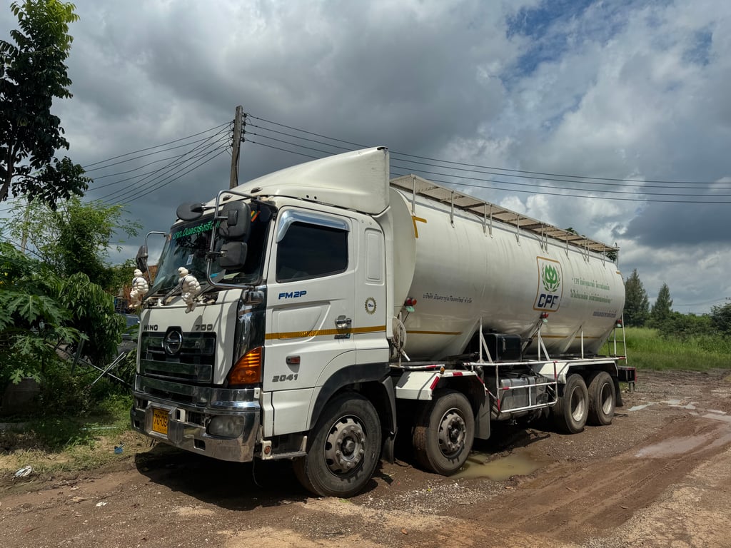 ขายรถไซโลอาหารสัตว์ พร้อมใช้งาน ขายรถไซโลอาหารสัตว์ พร้อมใช้งาน