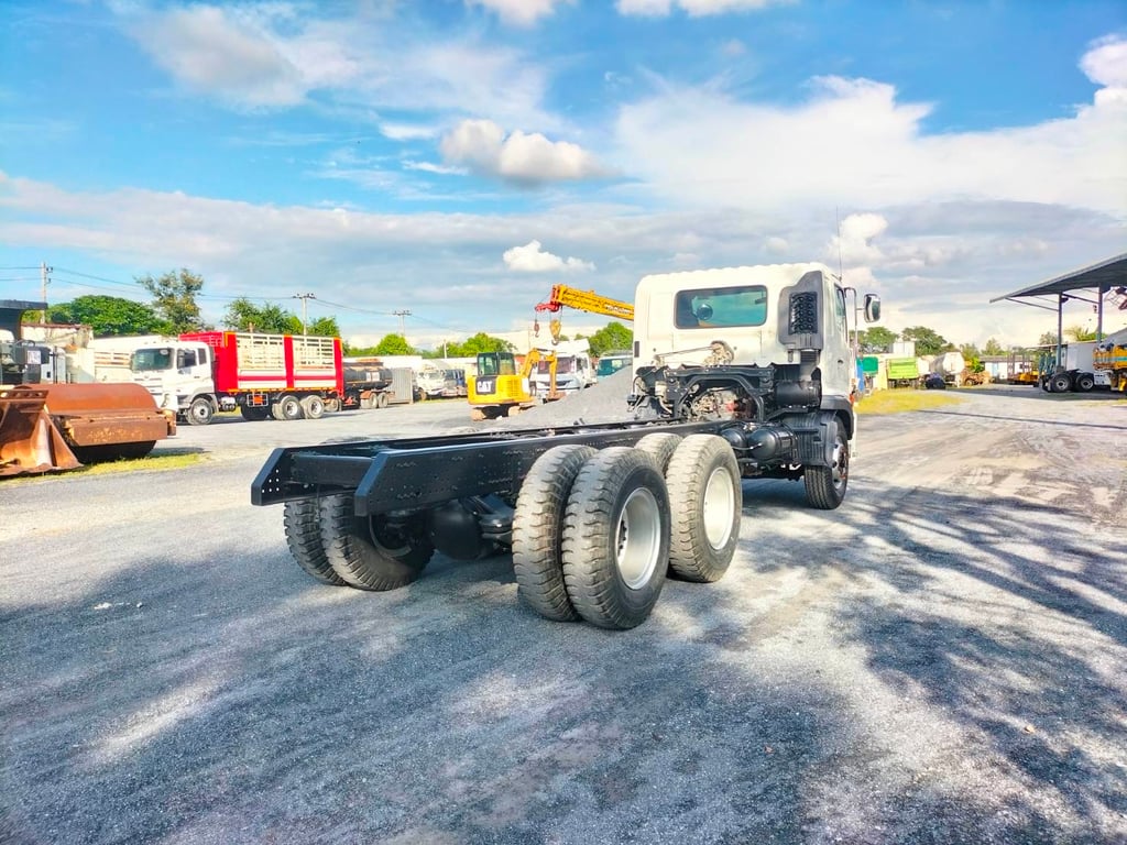 ขาย10ล้อ แชชซีเปล่าไมล์แท้ๆเก่าเก็บใช้งานน้อยมาก3หมื่นกว่ากิโล 