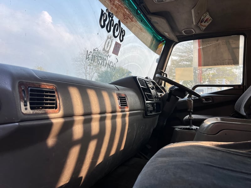 ขาย10ล้อมิตซูบิชิ 517 เพลาเดียว รุ่นผ้าเบรคใหญ่ พื้นเรียบ สภาพใช้งานอยู่