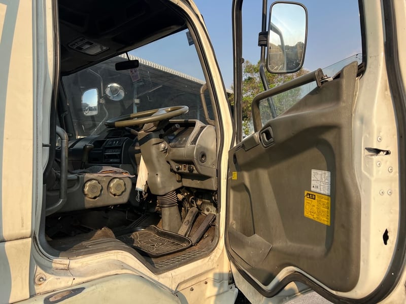 ขาย10ล้อมิตซูบิชิ 517 เพลาเดียว รุ่นผ้าเบรคใหญ่ พื้นเรียบ สภาพใช้งานอยู่