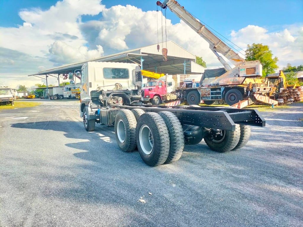 ขาย10ล้อ แชชซีเปล่าไมล์แท้ๆเก่าเก็บใช้งานน้อยมาก3หมื่นกว่ากิโล 