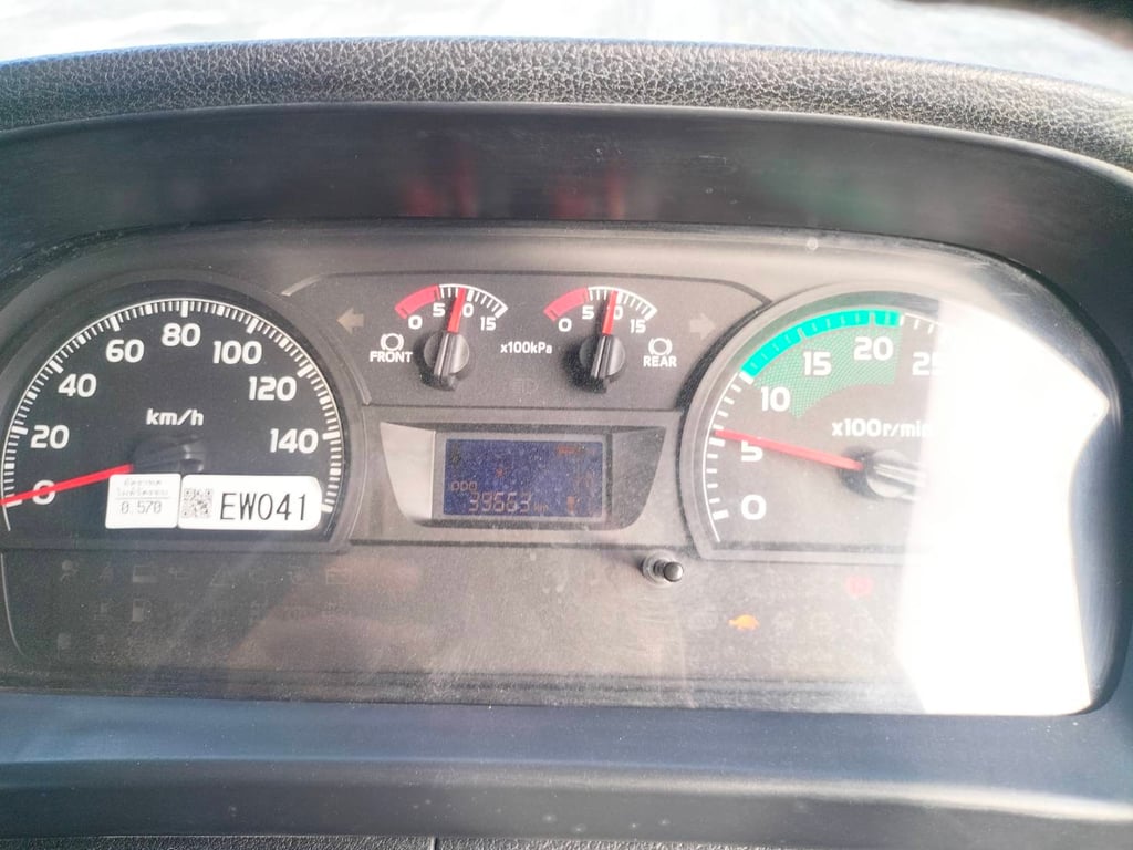 ขาย10ล้อ แชชซีเปล่าไมล์แท้ๆเก่าเก็บใช้งานน้อยมาก3หมื่นกว่ากิโล 