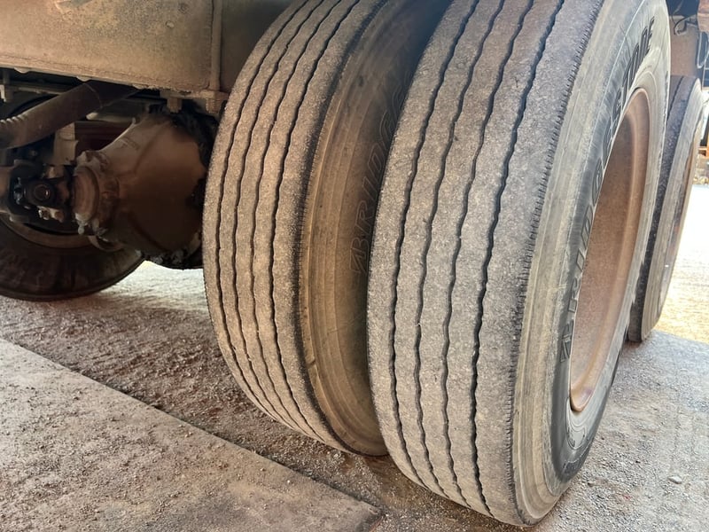 ขาย10ล้อมิตซูบิชิ 517 เพลาเดียว รุ่นผ้าเบรคใหญ่ พื้นเรียบ สภาพใช้งานอยู่