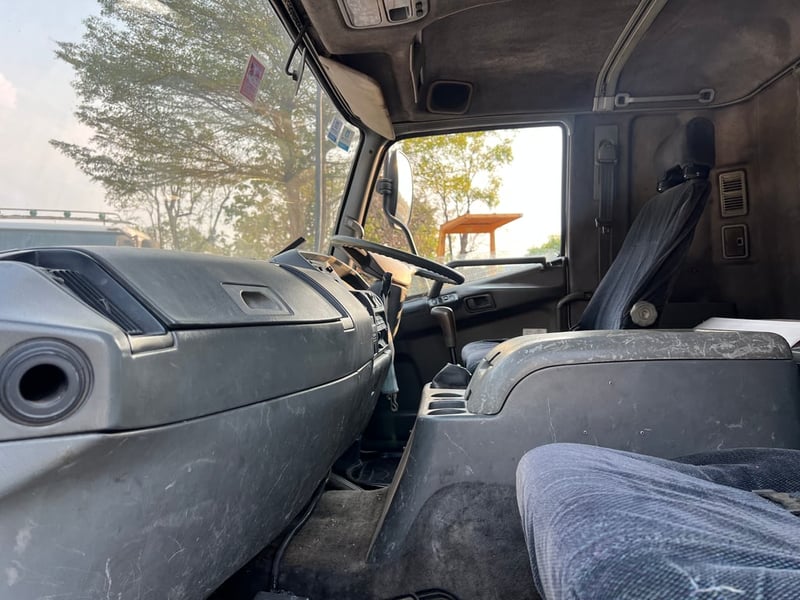 ขาย10ล้อมิตซูบิชิ 517 เพลาเดียว รุ่นผ้าเบรคใหญ่ พื้นเรียบ สภาพใช้งานอยู่